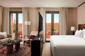 มินิบาร์, ตู้นิรภัยในห้องพัก, ผ้าม่านกันแสง, ห้องเก็บเสียง