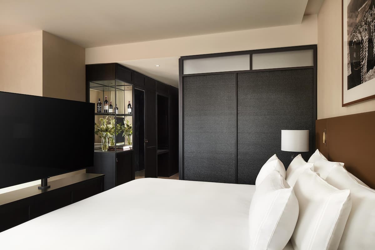 Minibar, caja de seguridad en la habitación y cortinas blackout