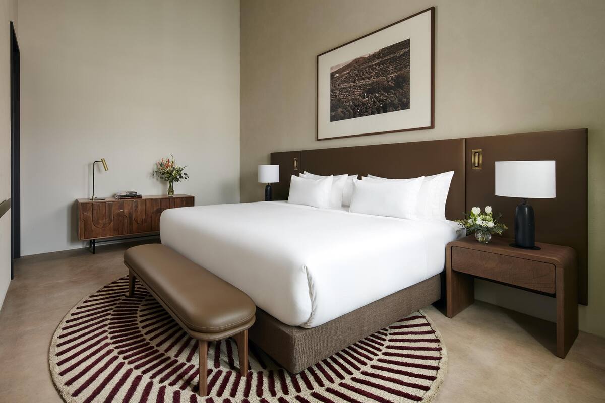 Suite Keluarga | Minibar, brankas, tirai kedap cahaya, dan kedap suara