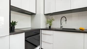 Studio, Balcony | Private kitchen | Microwave, oven, coffee/tea maker, electric kettle