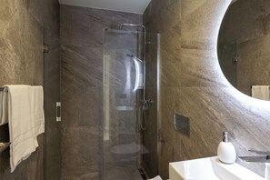 Departamento, 1 habitación | Baño | Regadera, regadera tipo lluvia, secadora de cabello, toallas 