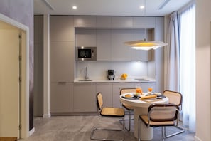 Departamento, 2 habitaciones | Cocina privada | Refrigerador, microondas, cafetera y tetera y tostadora 