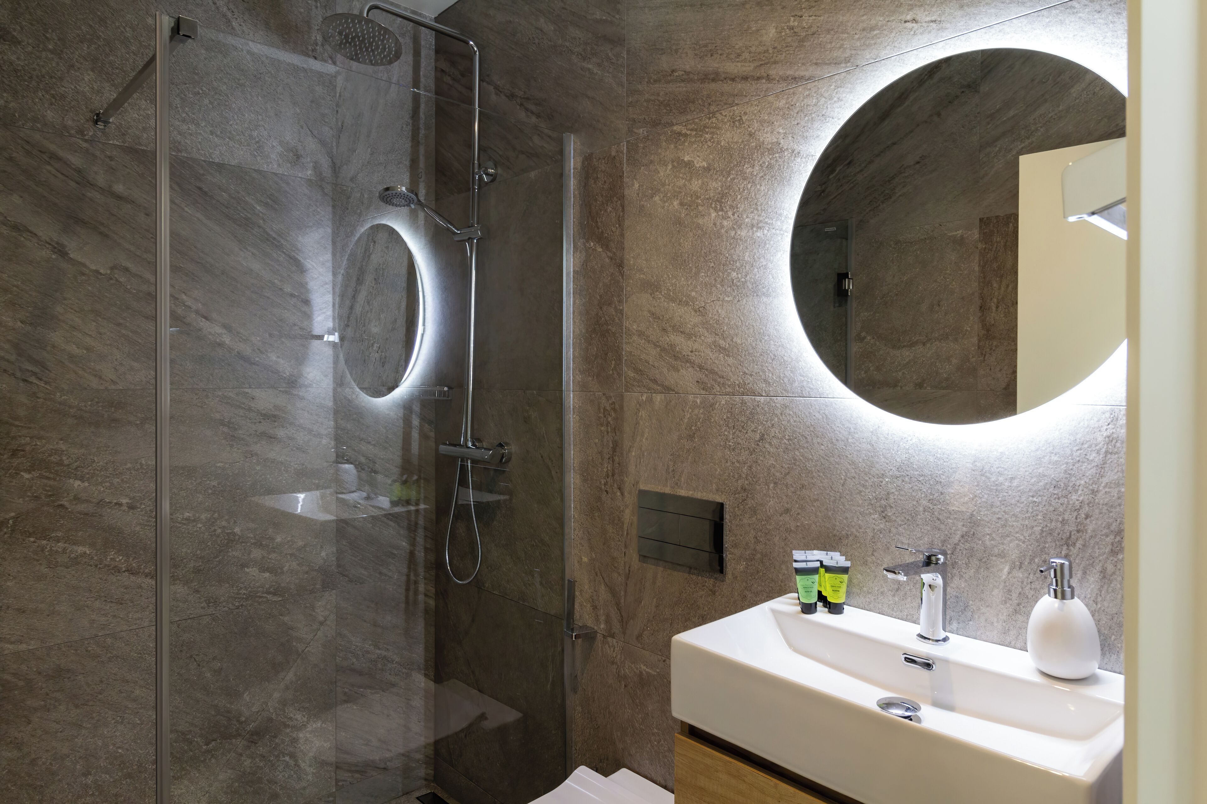 Dusche, Regendusche, Haartrockner, Handtücher
