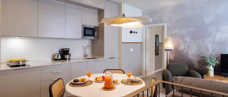Refrigerador, microondas, cafetera y tetera y tostadora
