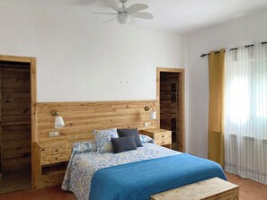 5 bedrooms, desk, travel cot, WiFi
