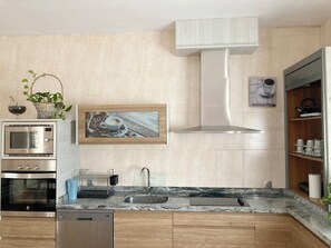 Refrigerador, microondas, horno y parrilla de estufa