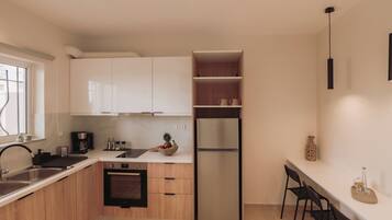 Full-sized fridge, oven, toaster, high chair