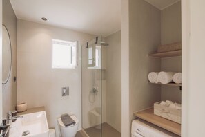 Shower, designer toiletries, hair dryer, towels - Cozy Living Apartments (Chania)