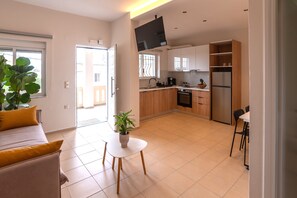 42-inch Smart TV with premium TV channels, Netflix, streaming services - Cozy Living Apartments (Chania)