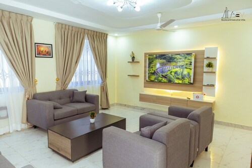 blvd Exec Villa, 4-bedroom apartment in Kasoa with AC, WiFi. Enjoy your stay