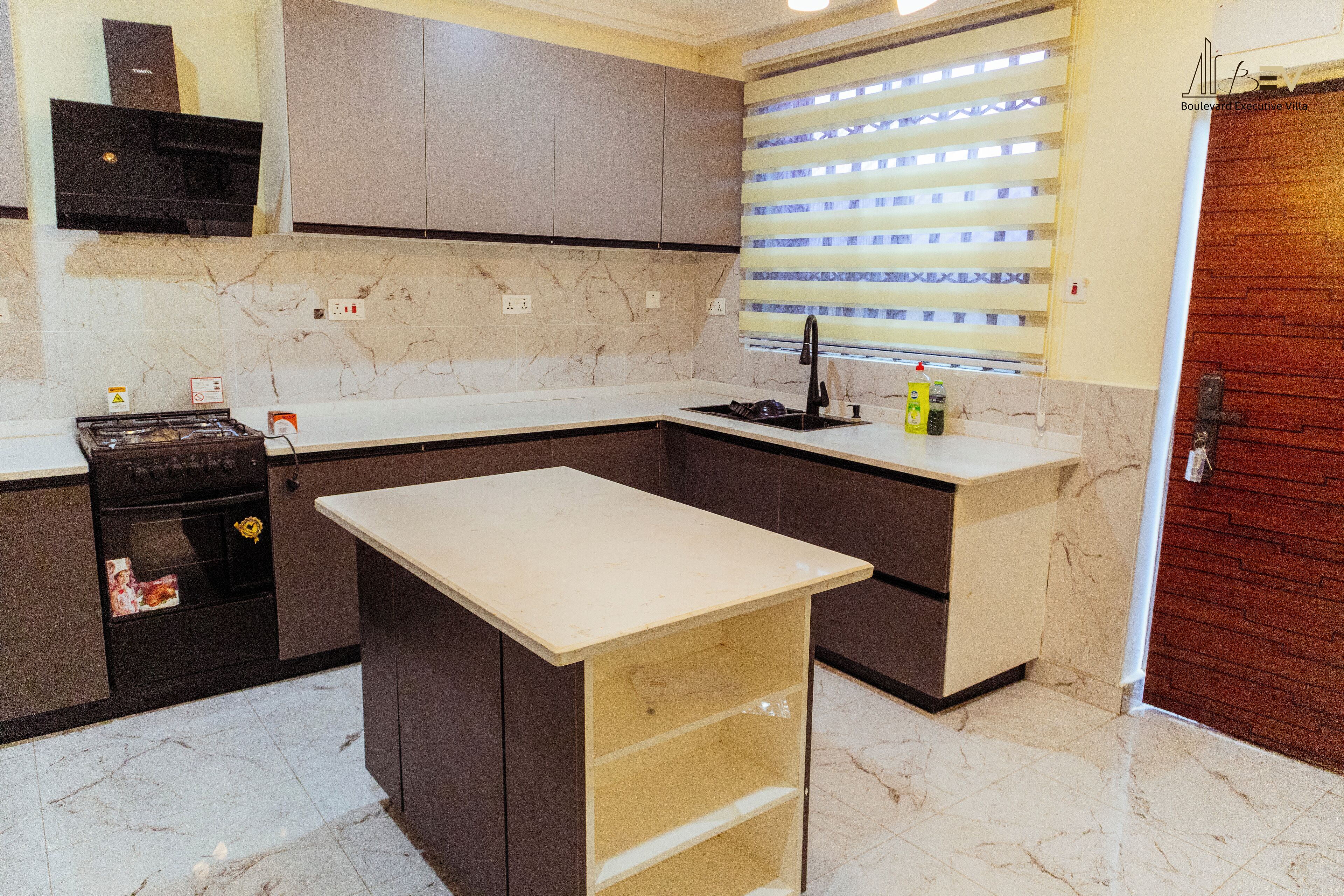 Jääkaappi, uuni, vedenkeitin, tehosekoitin