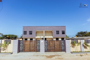 Exterior - blvd Exec Villa, 4-bedroom apartment in Kasoa with AC, WiFi. Enjoy your stay (kasoa)