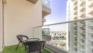 Balcony - Viridis Living Chic and Spacious 1BR (Dubai)