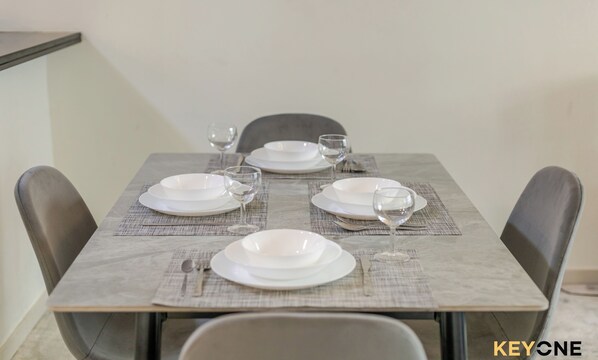 In-room dining - Viridis Living Chic and Spacious 1BR (Dubai)