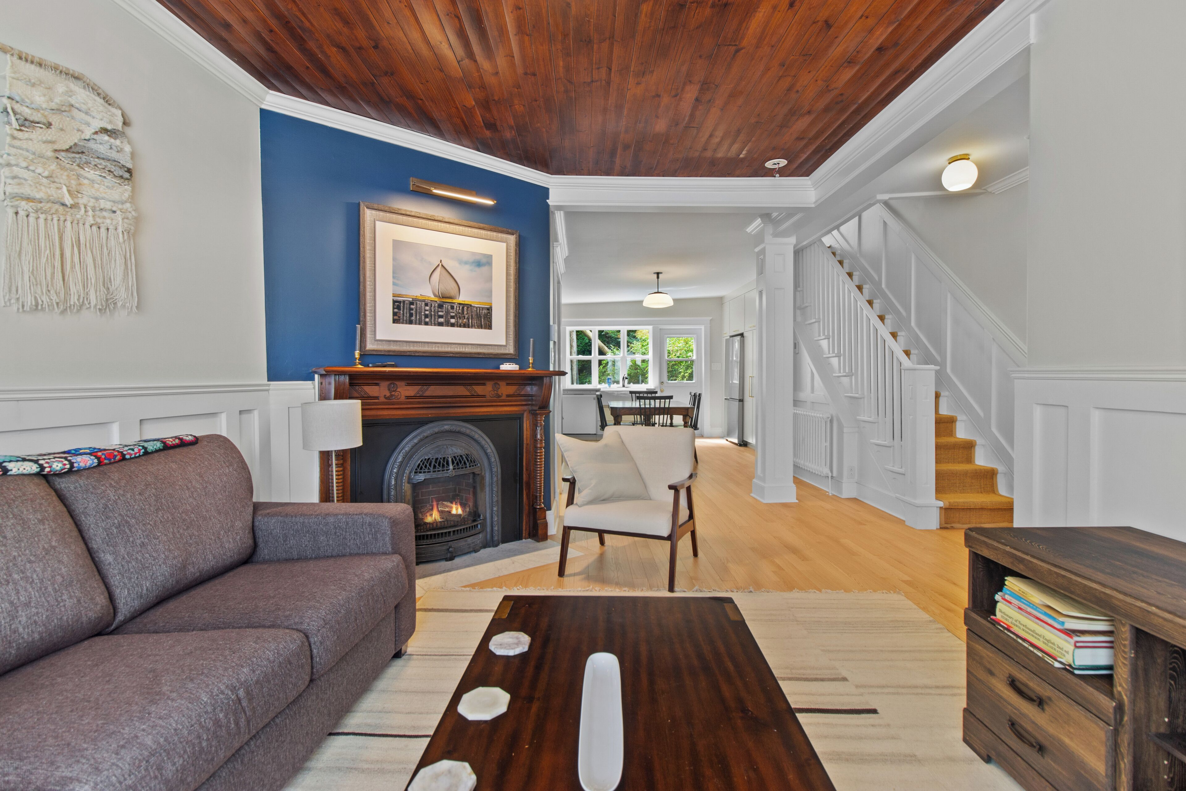 Smart-TV, Kamin, Arbeitsbereiche