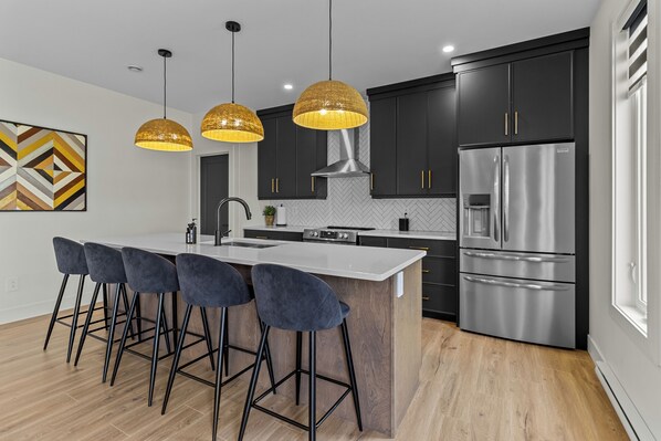 Réfrigérateur, micro-ondes, four, plaque de cuisson