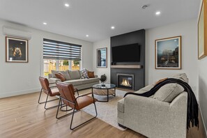 TV connectée, cheminée, espaces bureaux