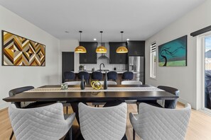 Dining - NEW Golfers Dream Modern Patio King Bed (St. John's)