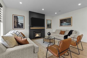 Smart TV, fireplace, offices - NEW Golfers Dream Modern Patio King Bed (St. John's)