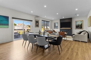 Smart TV, fireplace, offices - NEW Golfers Dream Modern Patio King Bed (St. John's)