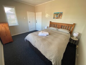 3 slaapkamers, een bureau, een strijkplank/strijkijzer, reisbedje