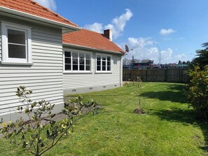 Property grounds - Close to Trade Central Mall, 3 Bedrooms, Sleeps 6, Wheelchair friendly (Rotorua)