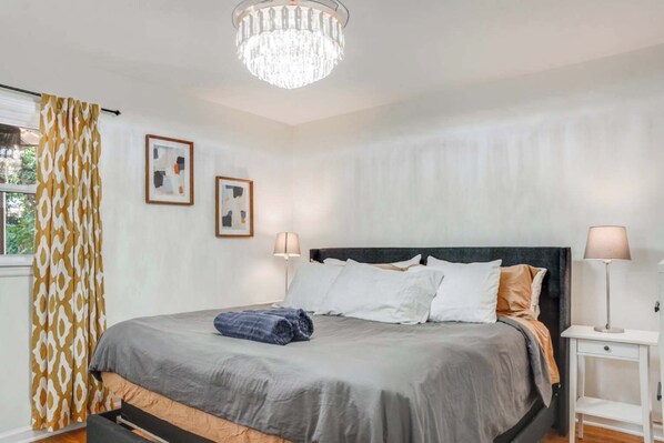 4 bedrooms, desk, iron/ironing board, WiFi