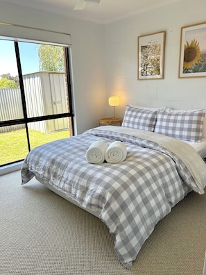 2 bedrooms, iron/ironing board, WiFi, bed sheets - Cosy Home Away From Home (North Bendigo)