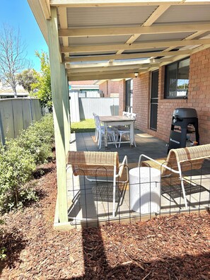 Outdoor dining - Cosy Home Away From Home (North Bendigo)