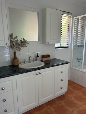 Hair dryer, towels, soap, shampoo - Cosy Home Away From Home (North Bendigo)