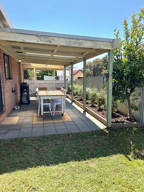 Outdoor dining - Cosy Home Away From Home (North Bendigo)