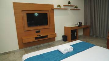 Luxury Studio Suite | Desk, bed sheets