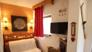 TV - Apartment near slopes with terrace (Chamrousse)