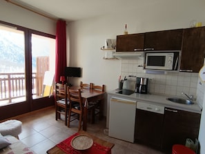 Fridge, microwave, dishwasher, toaster