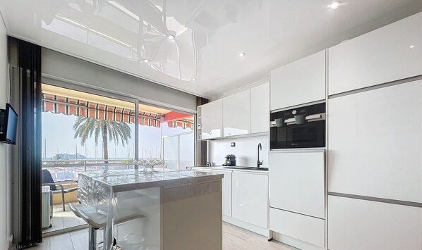 Réfrigérateur, micro-ondes, lave-vaisselle, cafetière/bouilloire