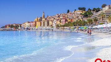 Una spiaggia nelle vicinanze