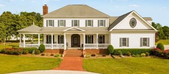 Minutes from the Ocoee River!  Farmhouse that sleeps 18!  3 King Suites!