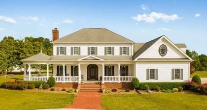 Minutes from the Ocoee River! Farmhouse that sleeps 18! 3 King Suites!