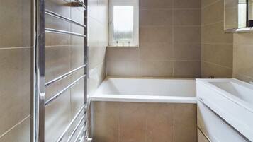 House (3 Bedrooms) | Bathroom | Towels