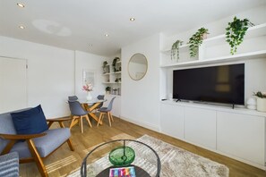 Casa (3 Bedrooms) | Área de estar | Smart TV 37 polegadas com canais a cabo, TV