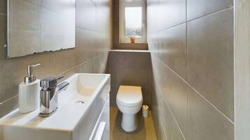 House (3 Bedrooms) | Bathroom | Towels