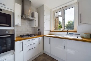 Hus (3 Bedrooms) | Privat køkken | Mikrobølgeovn, ovn, opvaskemaskine
