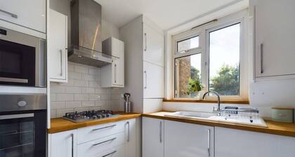 The Earl's Court Hideaway - Warm 3bdr House