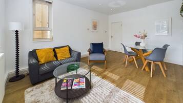 House (3 Bedrooms) | Living area | 37-inch Smart TV with cable channels, TV