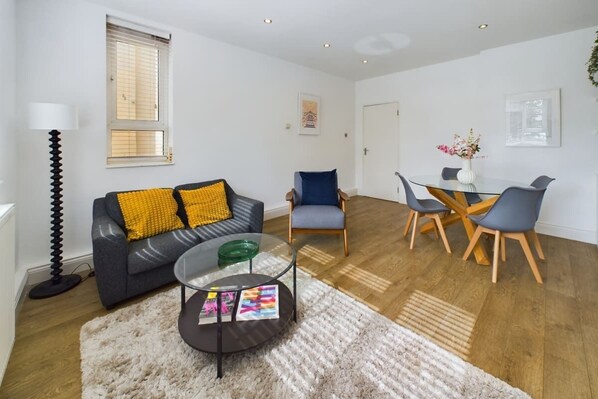 Casa (3 Bedrooms) | Área de estar | Smart TV 37 polegadas com canais a cabo, TV