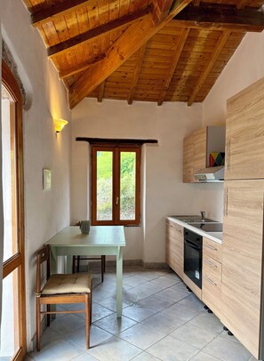 Een koelkast, een oven, een kookplaat, een koffiemolen