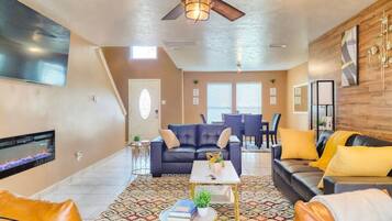 Fernseher, Kamin, Tischtennisplatte