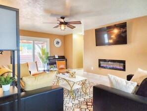 Televisión, chimenea y tenis de mesa 