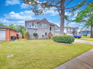 Exterior - Katy Oasis w/ Game Room (Katy)