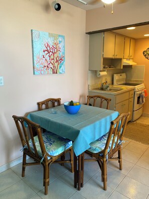 Dining - Charming beach front condo, Freeport ,Coral Beach, with AC/WiFi, salon/spa, pool (Freeport)